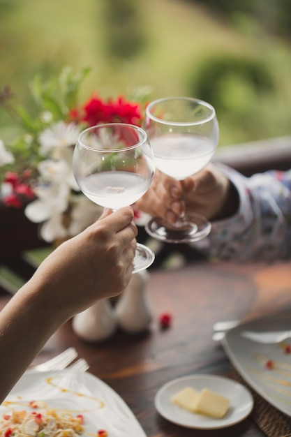 La novia y el novio con copas de boda bellamente decoradas