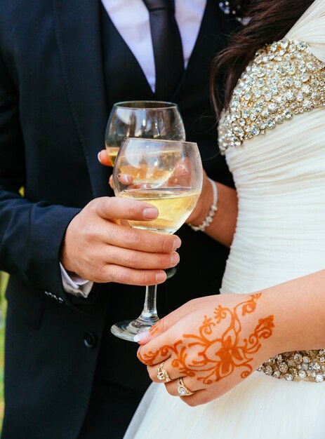 Novia y novio con copas de champagne