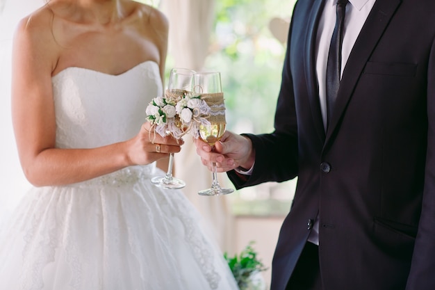 Novia y novio con copas de champán de boda