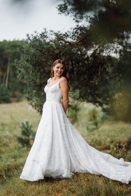 La novia y el novio corren por un bosque Sesión de fotos de boda