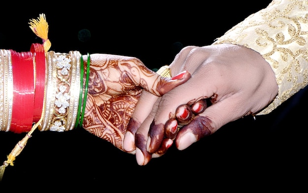 La novia y el novio se dan la mano en una boda india