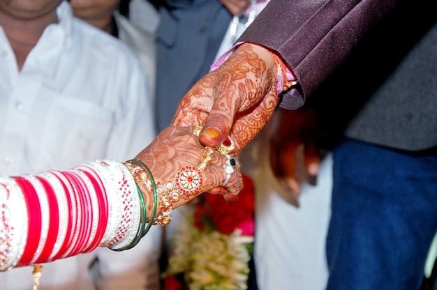 La novia y el novio se dan la mano en una boda india