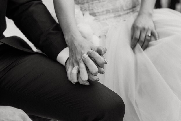 Foto la novia y el novio se dan la mano y dicen el día de su boda.