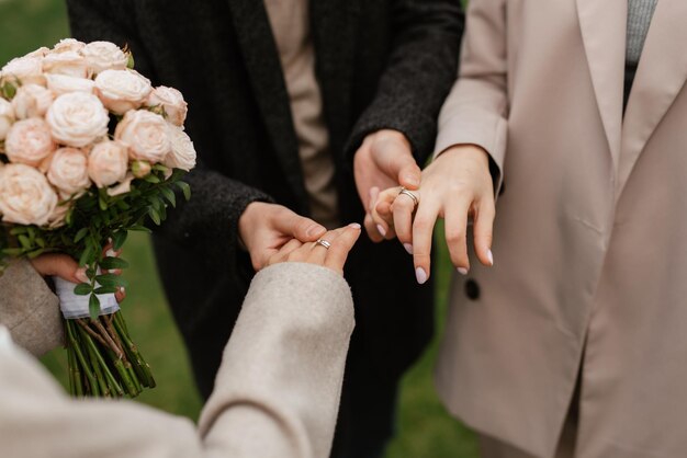 La novia y el novio se dan la mano con ternura entre ellos amor y relaciones.