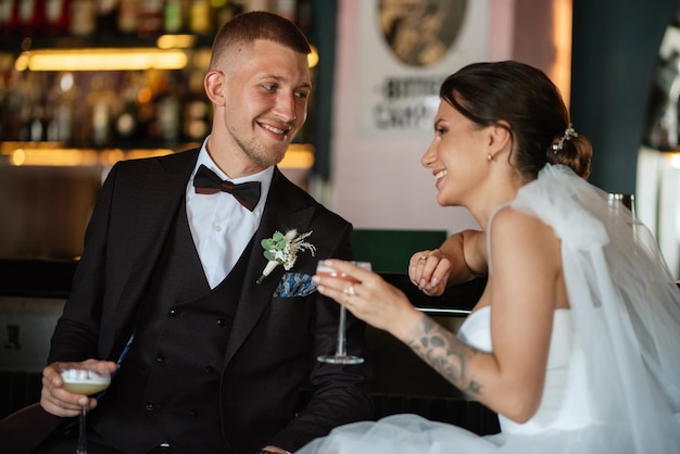 Novia y novio dentro de un bar de cócteles