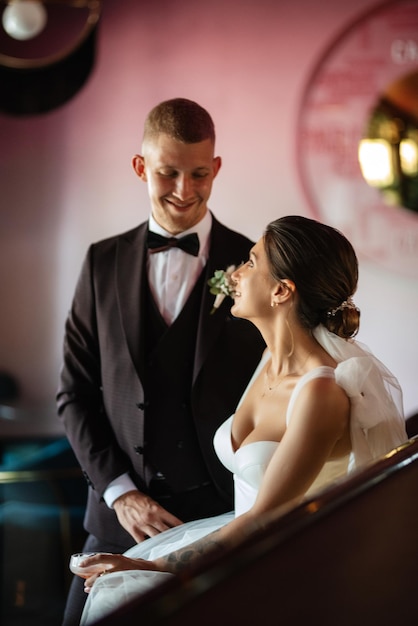 Novia y novio dentro de un bar de cócteles