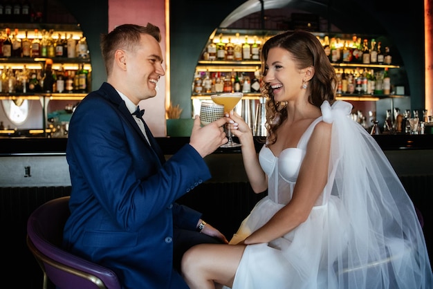 Novia y novio dentro de un bar de cócteles