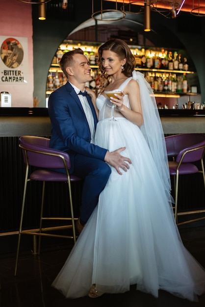 Novia y novio dentro de un bar de cócteles