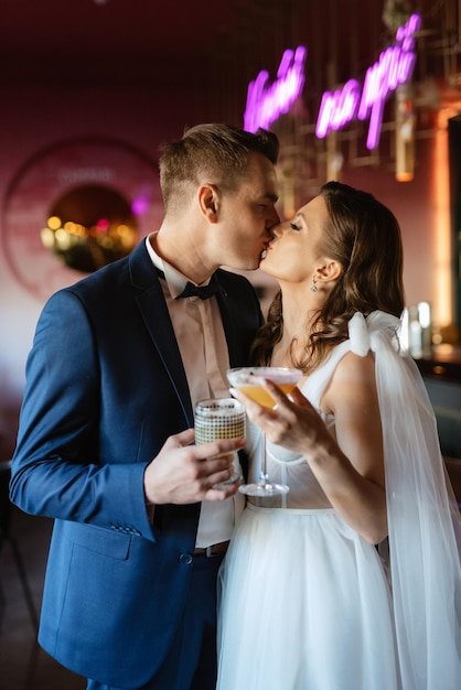 Novia y novio dentro de un bar de cócteles