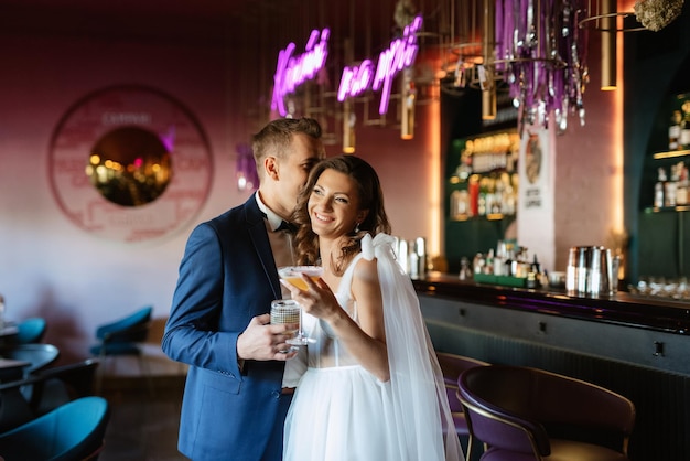 Novia y novio dentro de un bar de cócteles