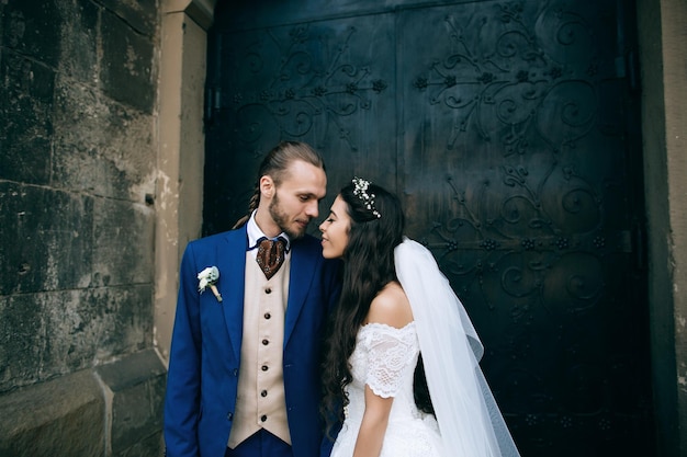 Novia y novio en el día de la boda abrazándose con amor Feliz pareja romántica joven celebrando su matrimonio en la iglesia x9xA