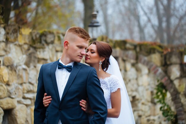 Novia y el novio en el día de la boda al aire libre. Recién casados hombre y mujer. Feliz pareja en el día de la boda