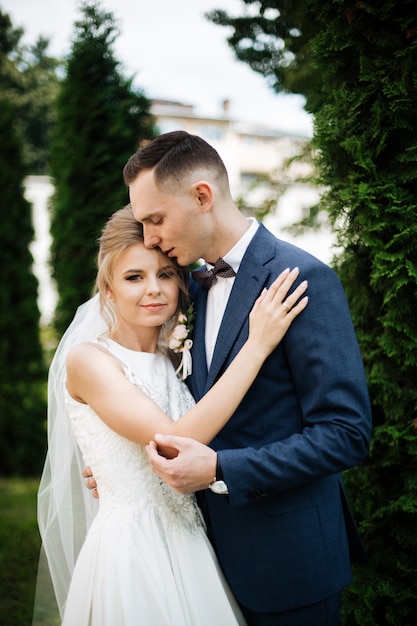 Novia y el novio en el día de la boda en la ciudad. Novios después de la ceremonia de la boda.