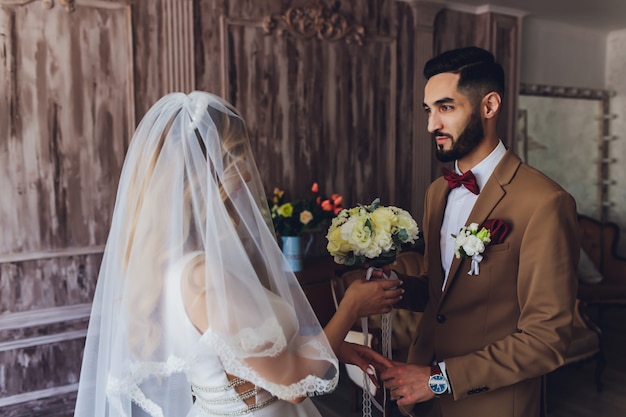 La novia y el novio en el día de su boda. Compromiso de los recién casados. Chica en vestido de novia.