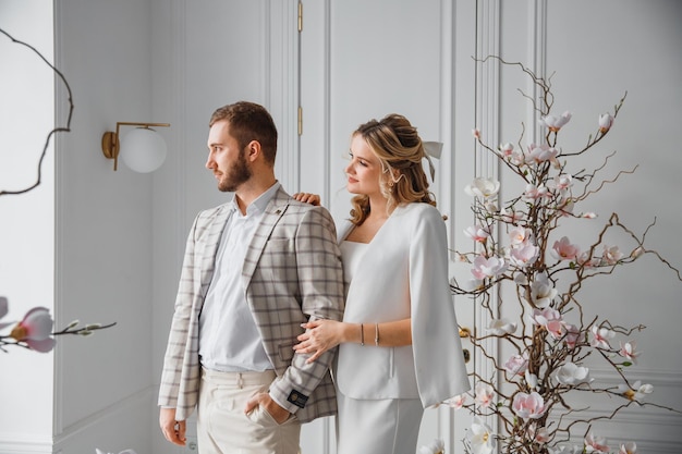 novia y novio el día de su boda en un hermoso interior luminoso