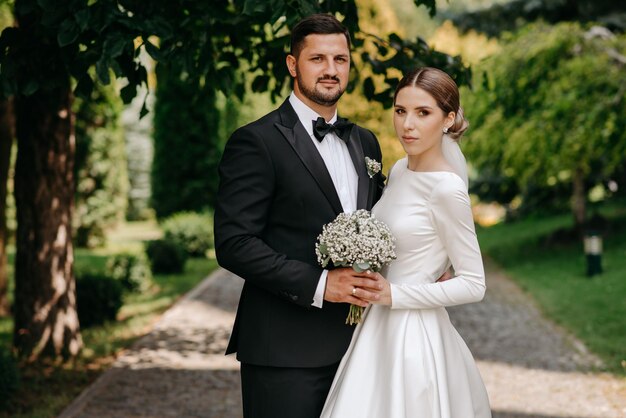 Foto una novia y un novio están de pie frente a un edificio