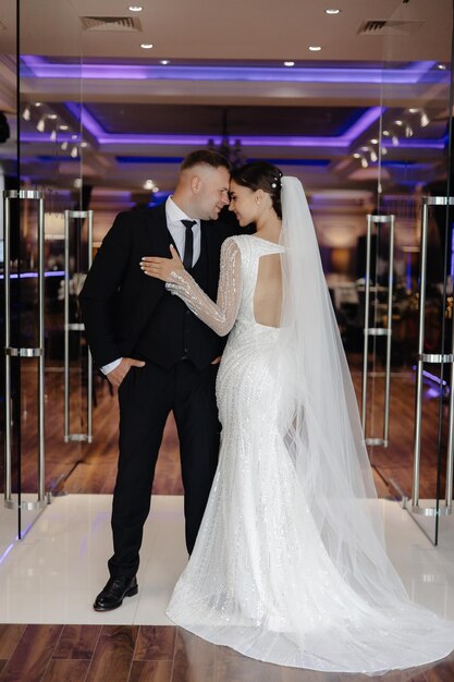 una novia y un novio están posando para una foto frente a un espejo