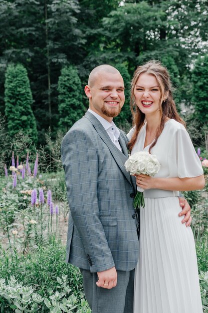 La novia y el novio están sonriendo.