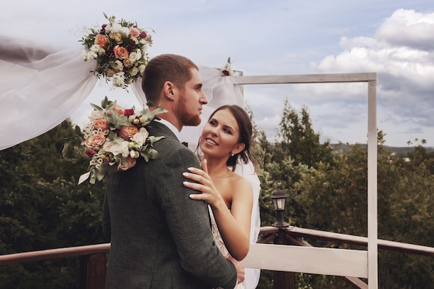 La novia y el novio estilo irlandés en la ceremonia de la boda en la casa de pueblo. Familia joven pareja feliz en el día de miércoles. Feliz novio femenino y lindo. Concepto de oficina de registro de matrimonio y matrimonio de lujo.