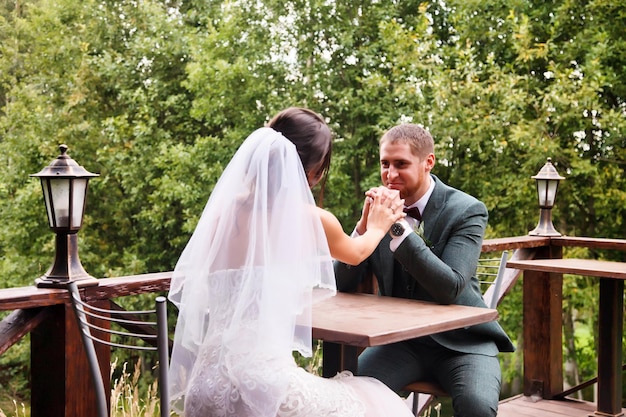 La novia y el novio estilo irlandés en el día de la boda al aire libre en casa de pueblo nupcial encantadora pareja recién casada feliz