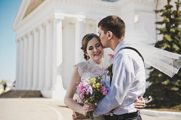 La novia y el novio en el fondo de la Iglesia blanca 3802