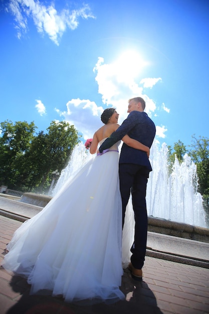 Novia y novio en el fondo de la plaza del pueblo