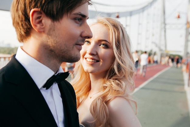 Novia y novio hermosos y sonrientes