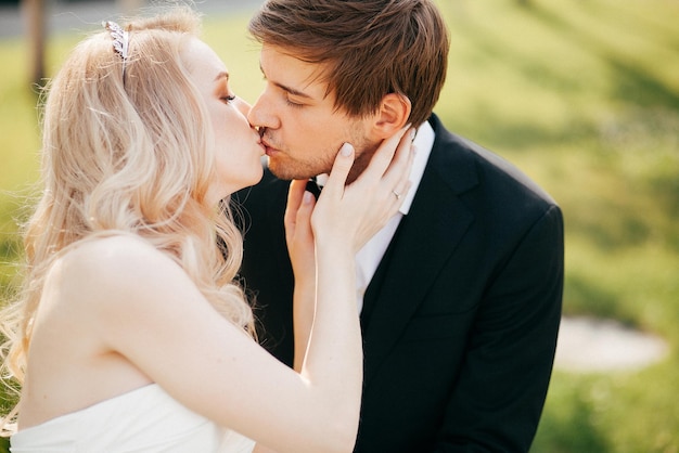 Novia y novio hermosos y sonrientes