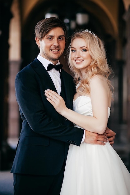 Novia y novio hermosos y sonrientes