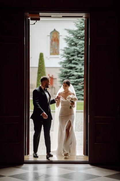 novia y novio en la iglesia ortodoxa