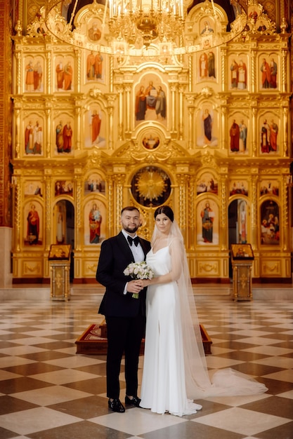 novia y novio en la iglesia ortodoxa