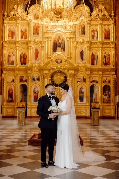 novia y novio en la iglesia ortodoxa