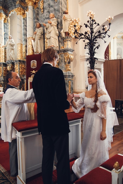 Novia y el novio en la iglesia