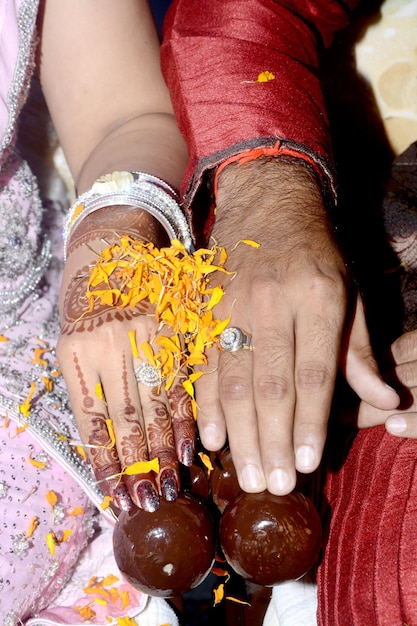 Foto la novia y el novio intercambian anillos de boda en la ceremonia del anillo en la boda india