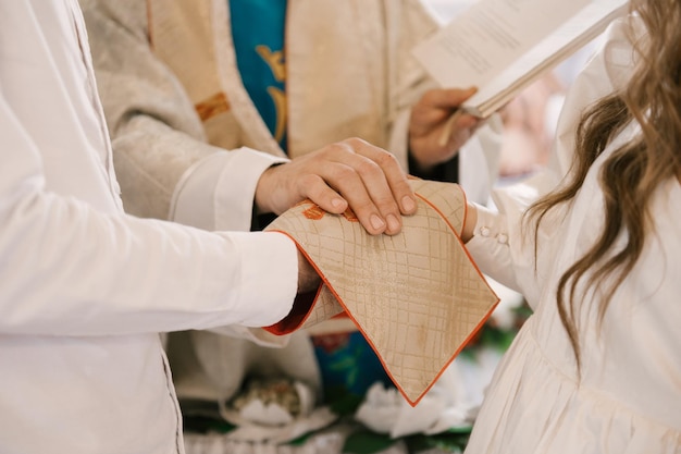 La novia y el novio intercambian anillos en la iglesia el sacramento de la boda