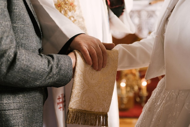 La novia y el novio intercambian anillos en la iglesia el sacramento de la boda