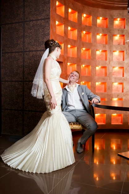 La novia y el novio en un interior del restaurante.