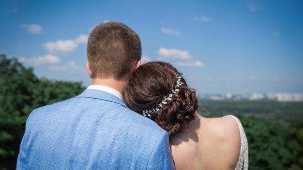 La novia y el novio juntos en busca de una gran ciudad.