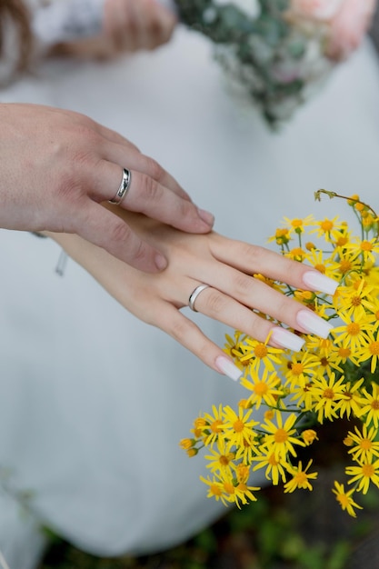 Foto novia, novio, juntos, cerrar, manos, anillos, amor