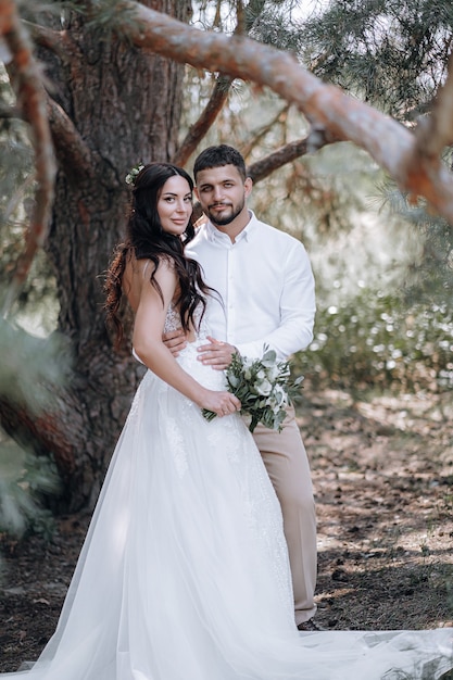 La novia y el novio. Lujosa joven pareja de recién casados ?? enamorados posando para la primera sesión de fotos de boda familiar