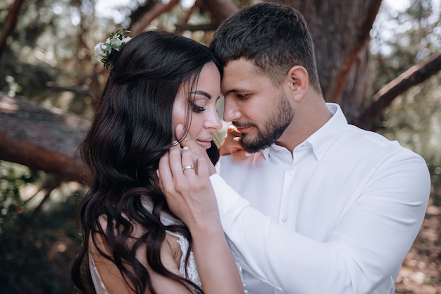 La novia y el novio. Lujosa joven pareja de recién casados ?? enamorados posando para la primera sesión de fotos de boda familiar