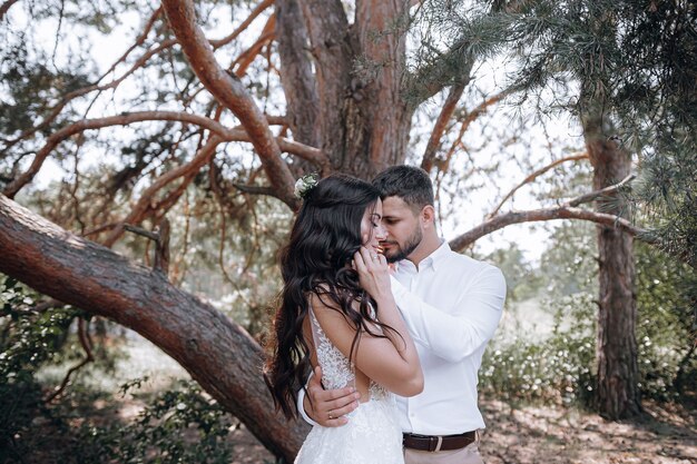 La novia y el novio. Lujosa joven pareja de recién casados ?? enamorados posando para la primera sesión de fotos de boda familiar