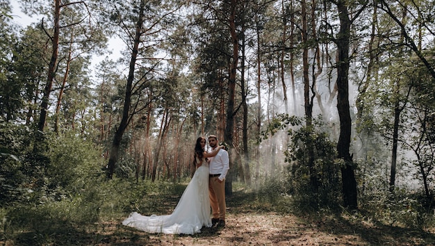 La novia y el novio. Lujosa joven pareja de recién casados ?? enamorados posando para la primera sesión de fotos de boda familiar