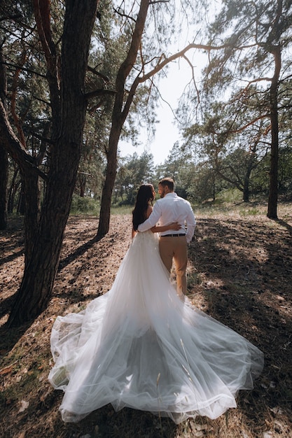 La novia y el novio. Lujosa joven pareja de recién casados ?? enamorados posando para la primera sesión de fotos de boda familiar