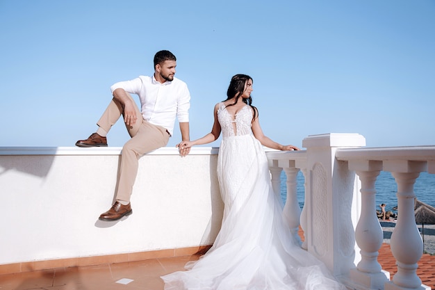 La novia y el novio. Lujosa joven pareja de recién casados ?? enamorados posando para la primera sesión de fotos de boda familiar