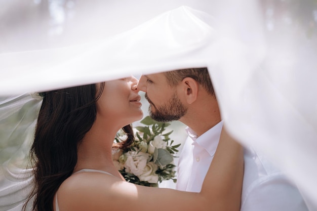 Novia y novio Lujosa pareja joven de recién casados enamorados posando para la primera sesión de fotos de boda familiar