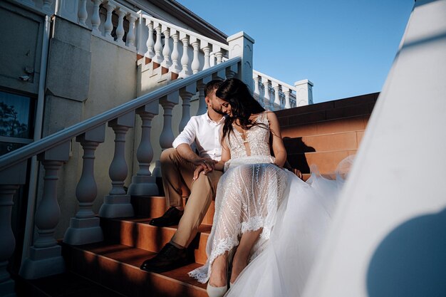 Novia y novio Lujosa pareja joven de recién casados enamorados posando para la primera sesión de fotos de boda familiar