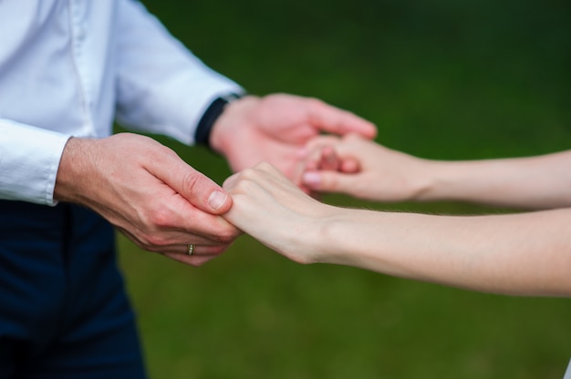 Novia y el novio de la mano.