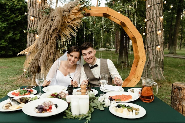 Novia y novio en la mesa