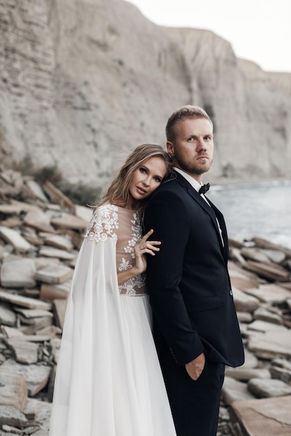 Novia y novio de moda al aire libre